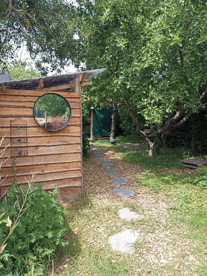 L'échappée au jardin, yourte bucolique Godinne Esterno foto